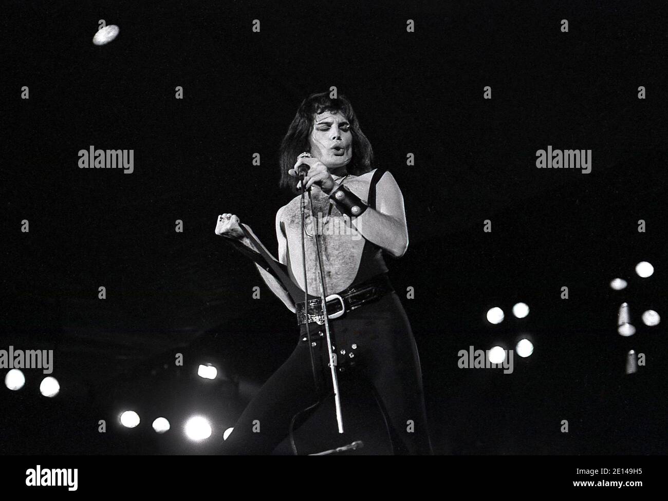Freddie Mecury von Queen Live in Hyde Park London 18/9/1976. Kostenloses Konzert mit 150,000 Fans im Park. Stockfoto