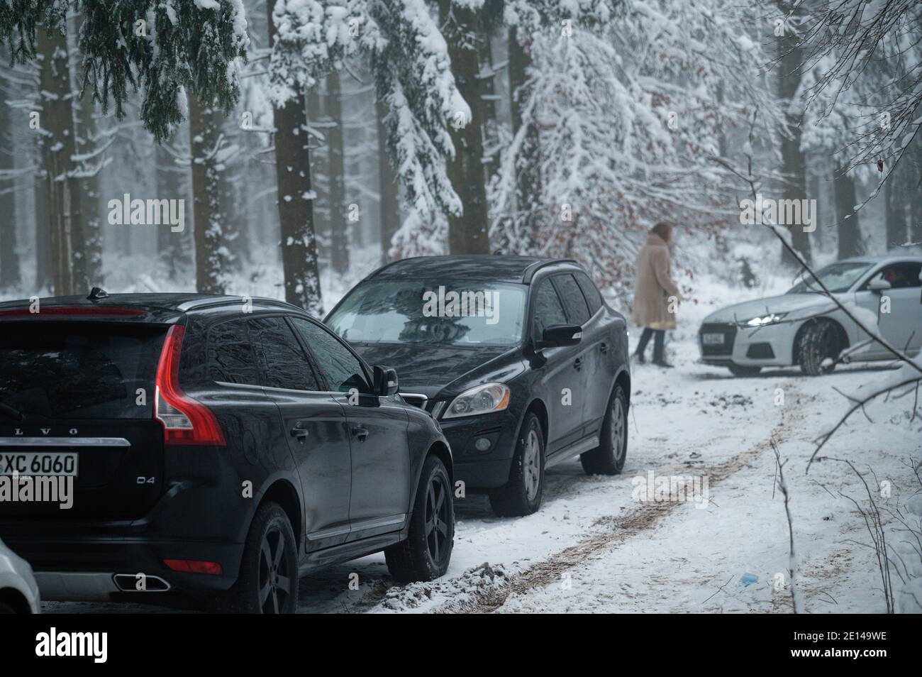 Hellenthal, Deutschland. Januar 2021. Besucher im Skigebiet 'Weißer Stein' in der Eifel parken nach einer geeigneten Piste ihre Autos auf einer Forststraße, da die Parkplätze geschlossen sind. Nach großem Andrang am Wochenende hat die Gemeinde Hellenthal den Parkplätz abgesperrt. Quelle: Henning Kaiser/dpa/Alamy Live News Stockfoto