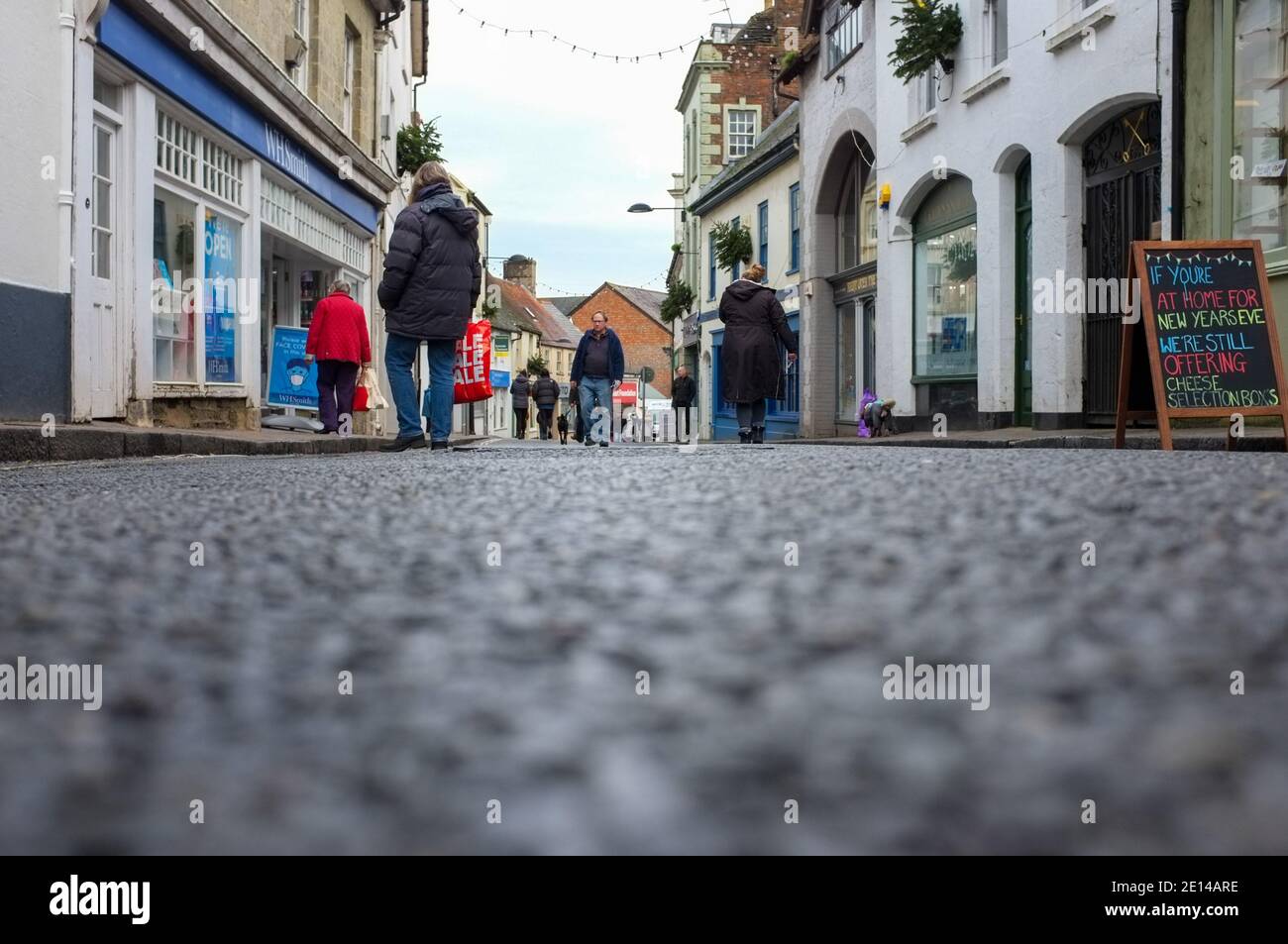 Die High Street in Shaftesbury, Dorset, Großbritannien. 2020. Stockfoto