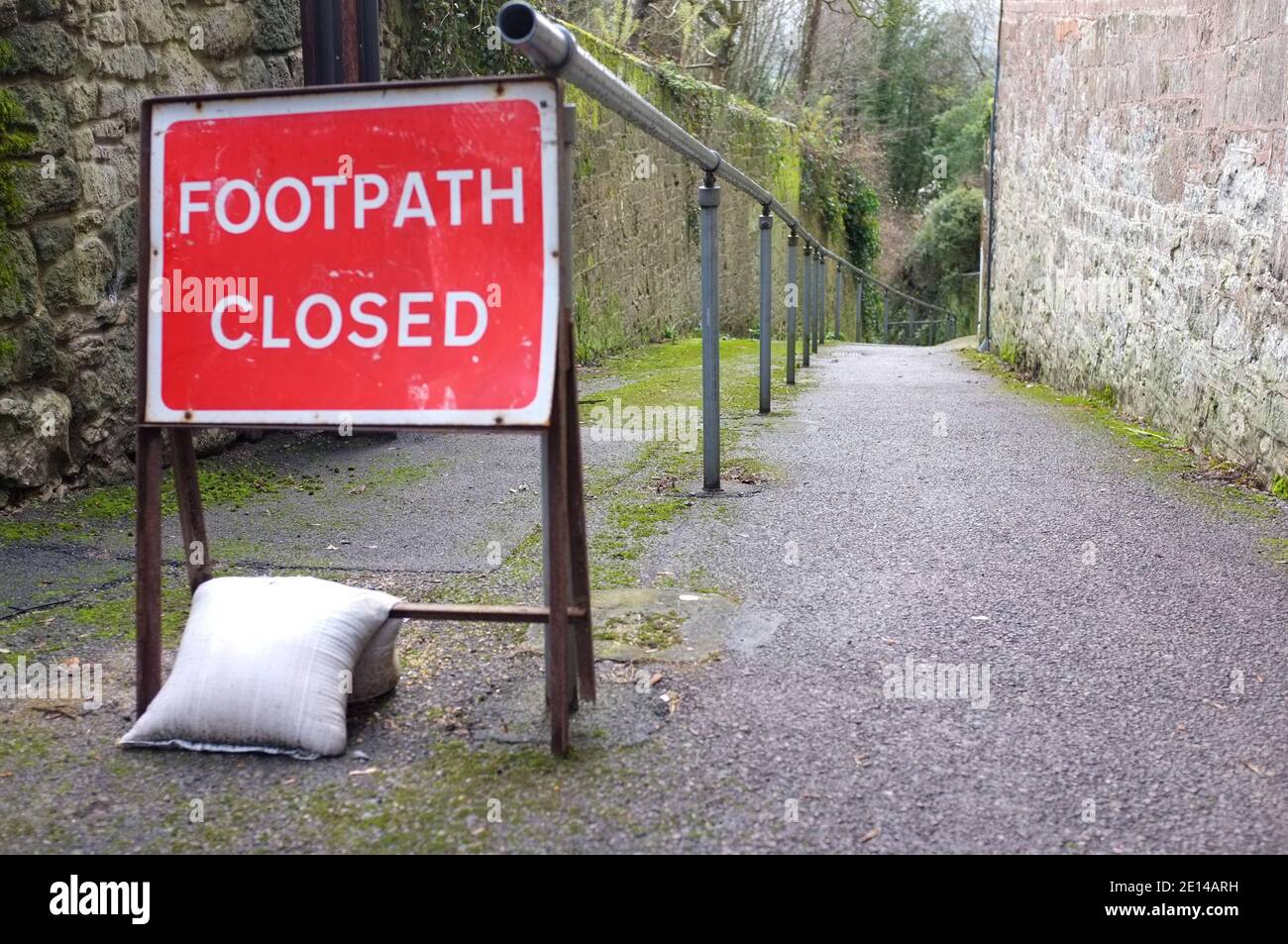 Fußweg geschlossenes Schild auf einem steilen Pfad in Shaftesbury, Dorset. VEREINIGTES KÖNIGREICH. Stockfoto