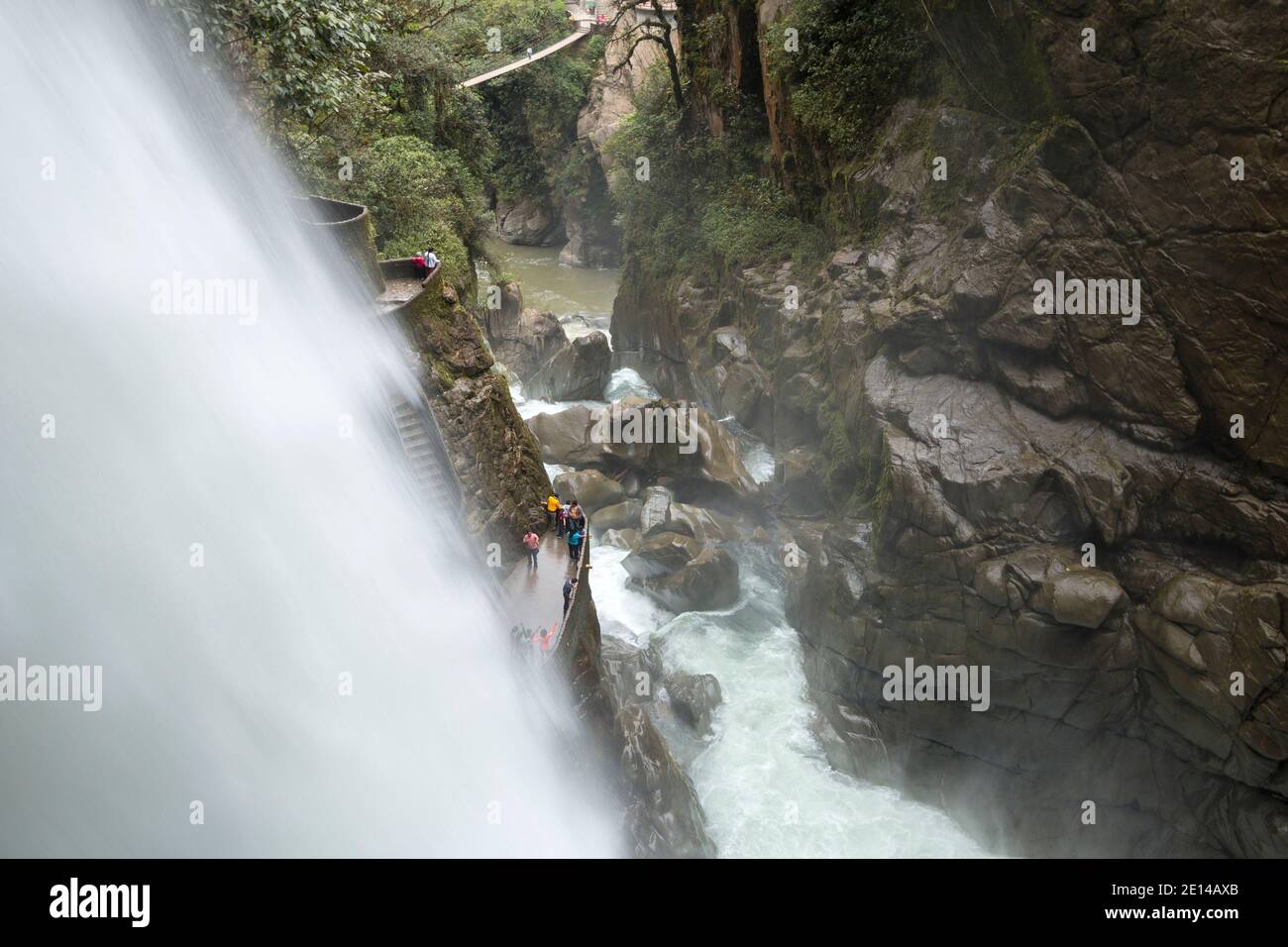 Der Pailon del Diablo Wasserfall mit Touristen beobachten von Balkonen auf der Klippe. Ein beliebtes Touristenziel in der Nähe von Banos, Ecuador Stockfoto