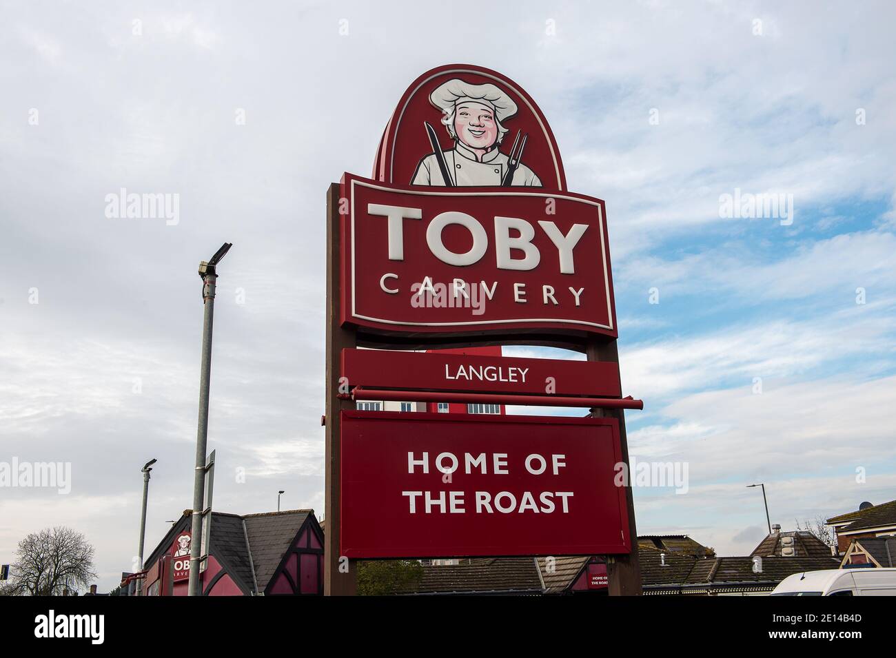 Langley, Slough, Berkshire, Großbritannien. November 2020. Mitchells und Butlers, die Eigentümer von Toby Carvery und All Bar One, haben ihre Pläne bestätigt, nach dem Umsatzrückgang während der Covid-19-Pandemie 20 Pubs und Bars in ganz Großbritannien zu schließen. Quelle: Maureen McLean/Alamy Stockfoto