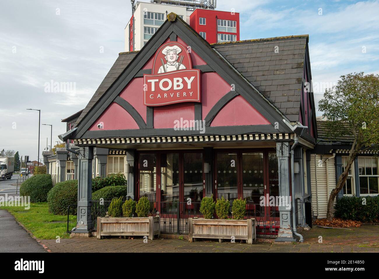 Langley, Slough, Berkshire, Großbritannien. November 2020. Mitchells und Butlers, die Eigentümer von Toby Carvery und All Bar One, haben ihre Pläne bestätigt, nach dem Umsatzrückgang während der Covid-19-Pandemie 20 Pubs und Bars in ganz Großbritannien zu schließen. Quelle: Maureen McLean/Alamy Stockfoto