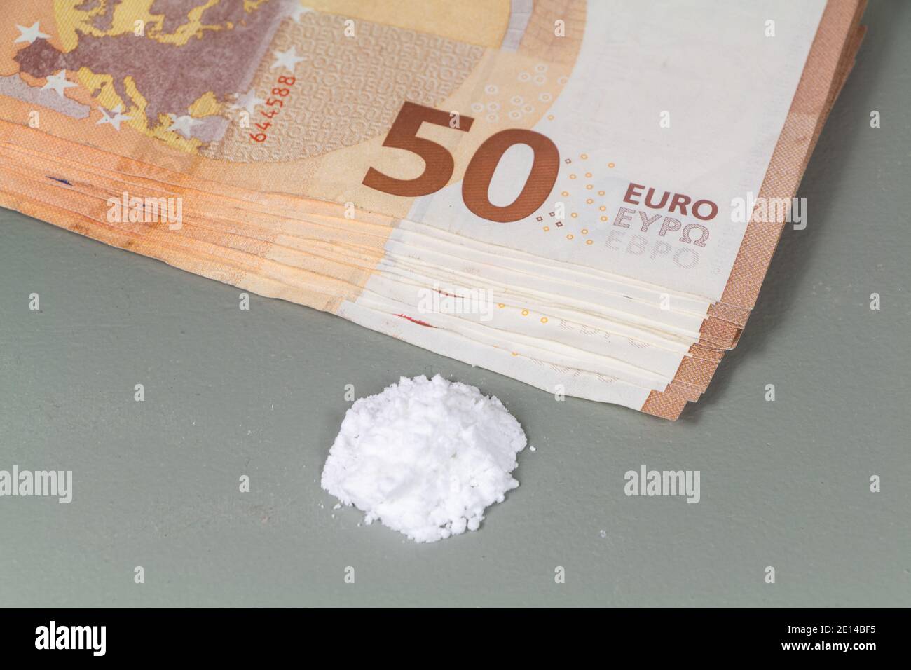 Haufen Kokain und Banknoten von fünfzig Euro Stockfoto