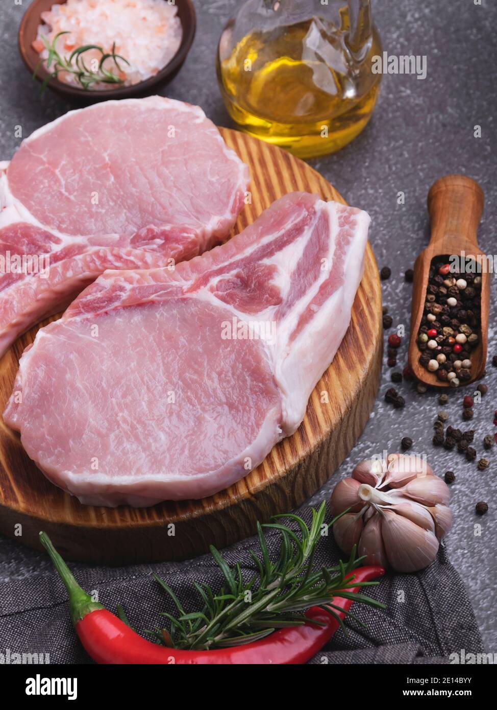 Frische rohe Stücke Fleisch Schweinefleisch, Rindfleisch, hacken auf einem Knochen auf dem Brett, Gewürze Stockfoto