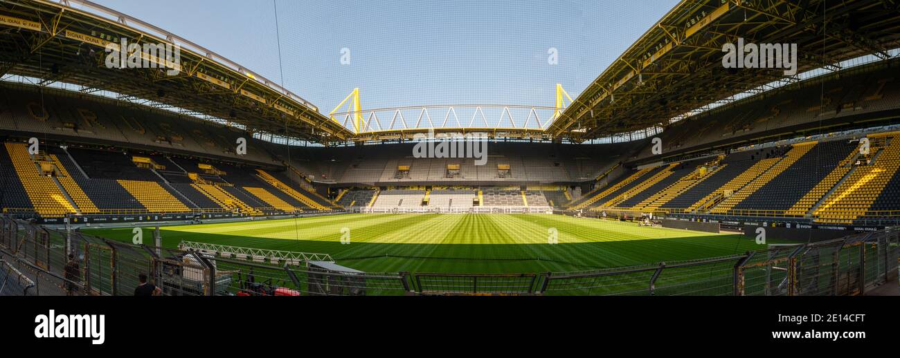 DORTMUND, DEUTSCHLAND - 12. AUGUST 2020: Signal Iduna Park. Fußballstadion von Borussia Dortmund Stockfoto