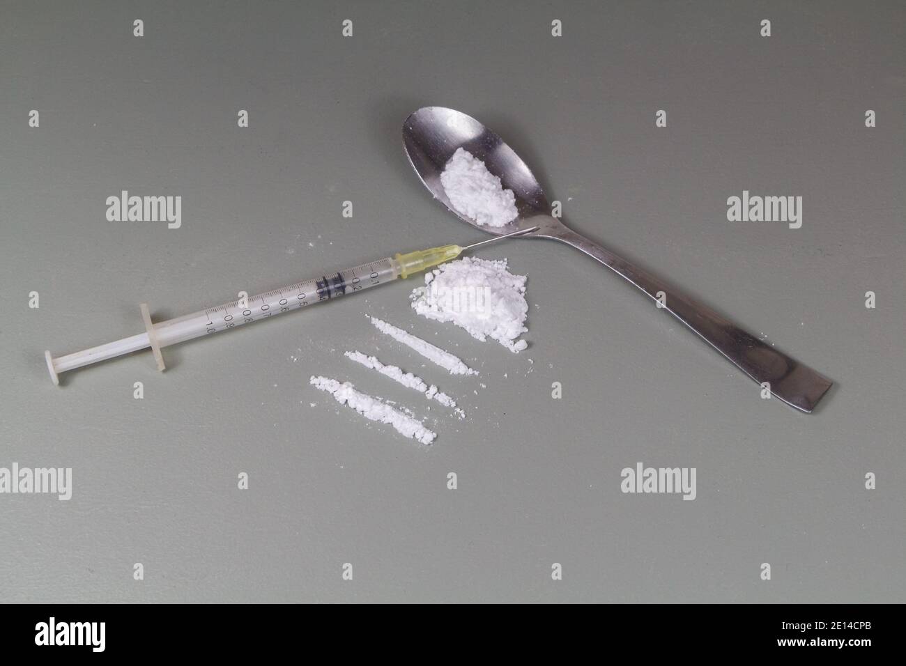 Kokainlinien bereit, auf einem Tisch und einer Spritze zu schnüffeln Stockfoto