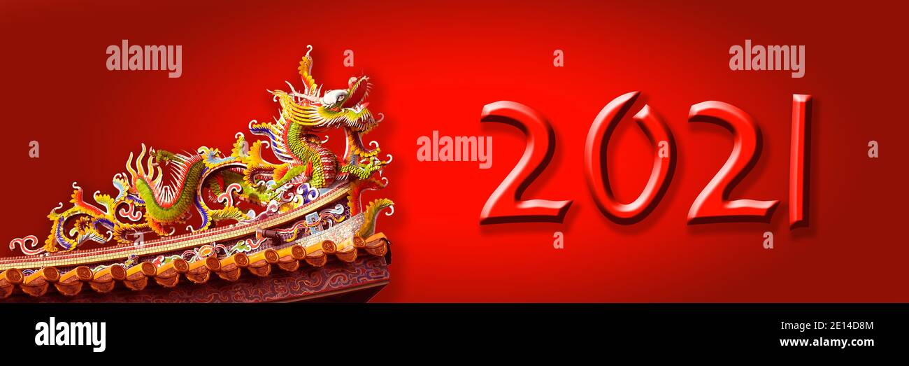 2021 chinesisches Neujahr mit einem Drachen auf rotem Hintergrund Stockfoto