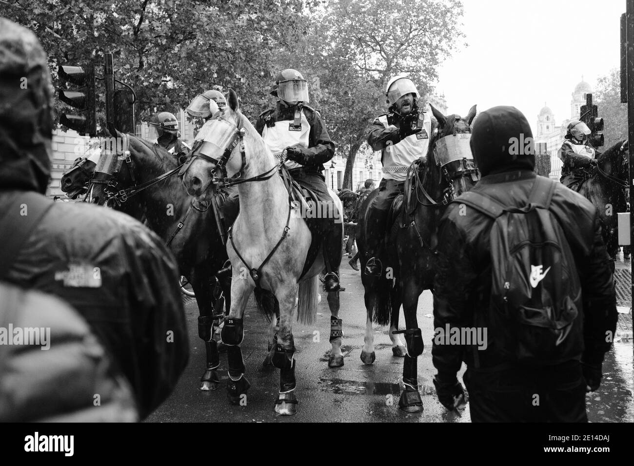 LONDON - 6. Juni 2020: Berittene Polizisten kontrollieren eine Menge von Black Lives Matter Demonstranten auf Whitehall. Stockfoto