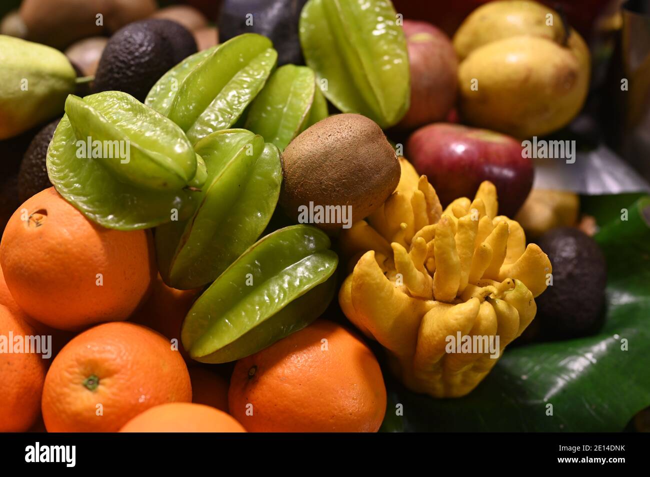 Schönes Obst und Gemüse stapelten sich für den Verkauf an der Nachtmarkt in Jinghong Stockfoto