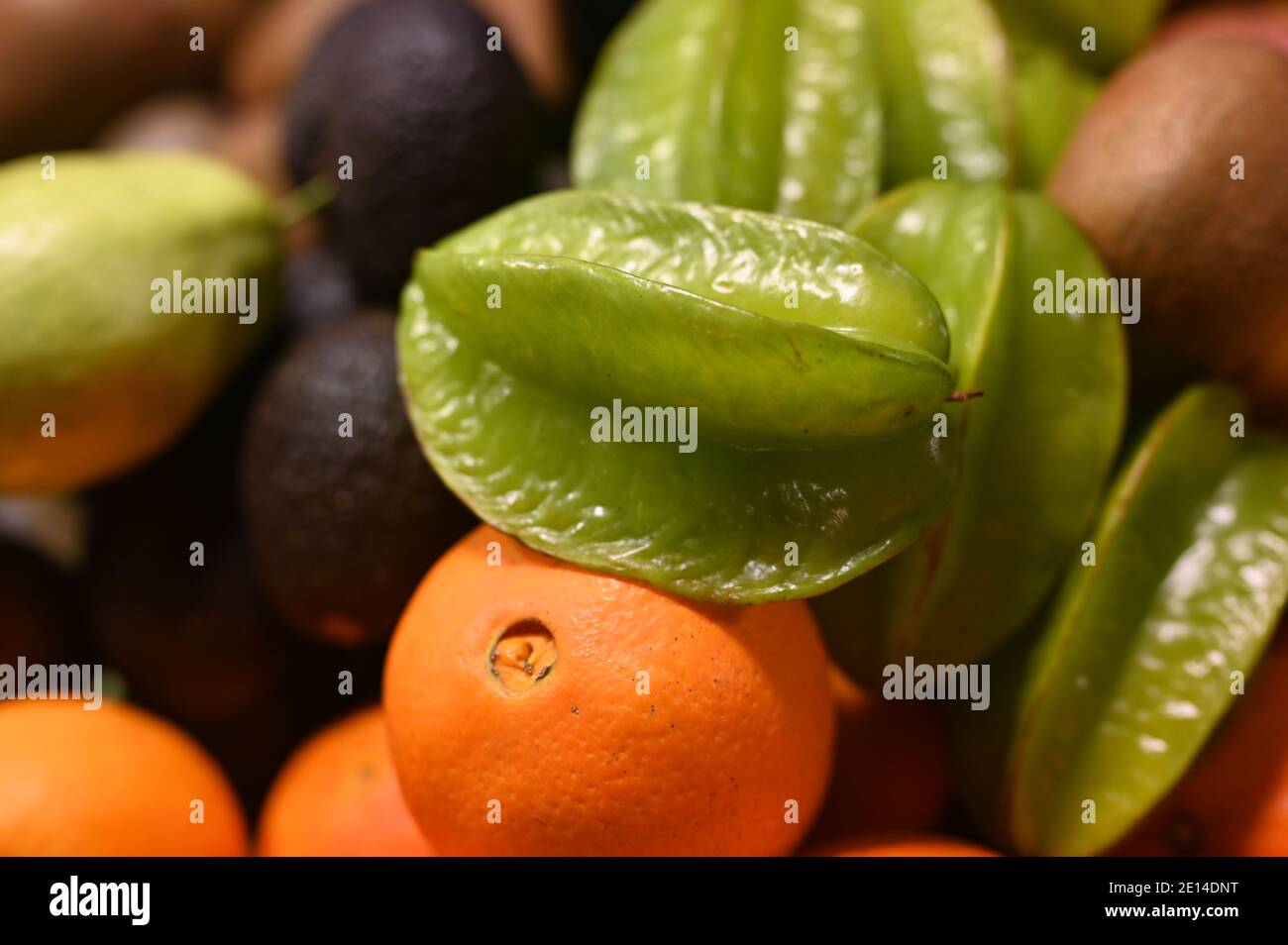Schönes Obst und Gemüse stapelten sich für den Verkauf an der Nachtmarkt in Jinghong Stockfoto