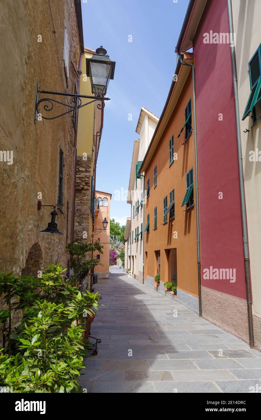 Typische italienische schmale Straße mit bunten Fassaden von Häusern in San Lorenzo al Mare Altstadt, Ligurien Region, Italien Stockfoto