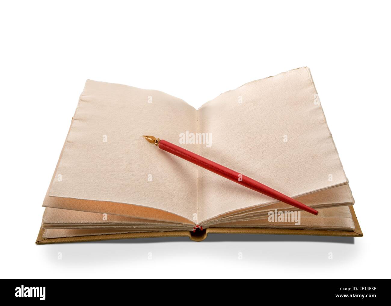 Vintage roter Stift mit Goldfeder auf antikem Leder Hardcover Notebook auf weißem Hintergrund isoliert Stockfoto