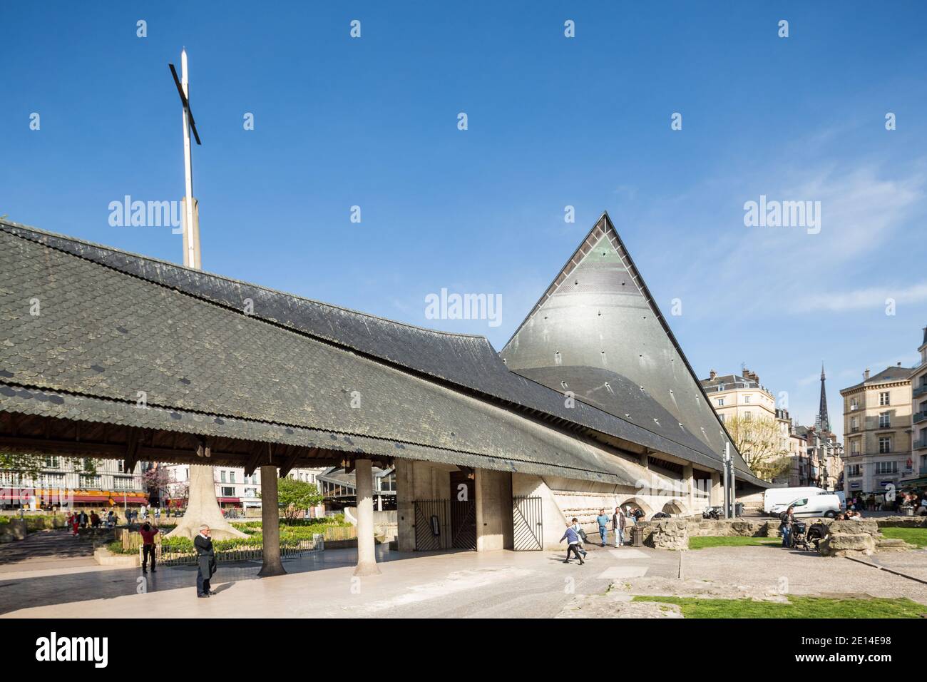 Rouen Normandie 4. Mai 2013 : die moderne Kirche von Saint Joan of Arc wurde im Jahr 1979 gebaut; die geschwungenen Kurven sind symbolisch für ein Langschiff und Stockfoto