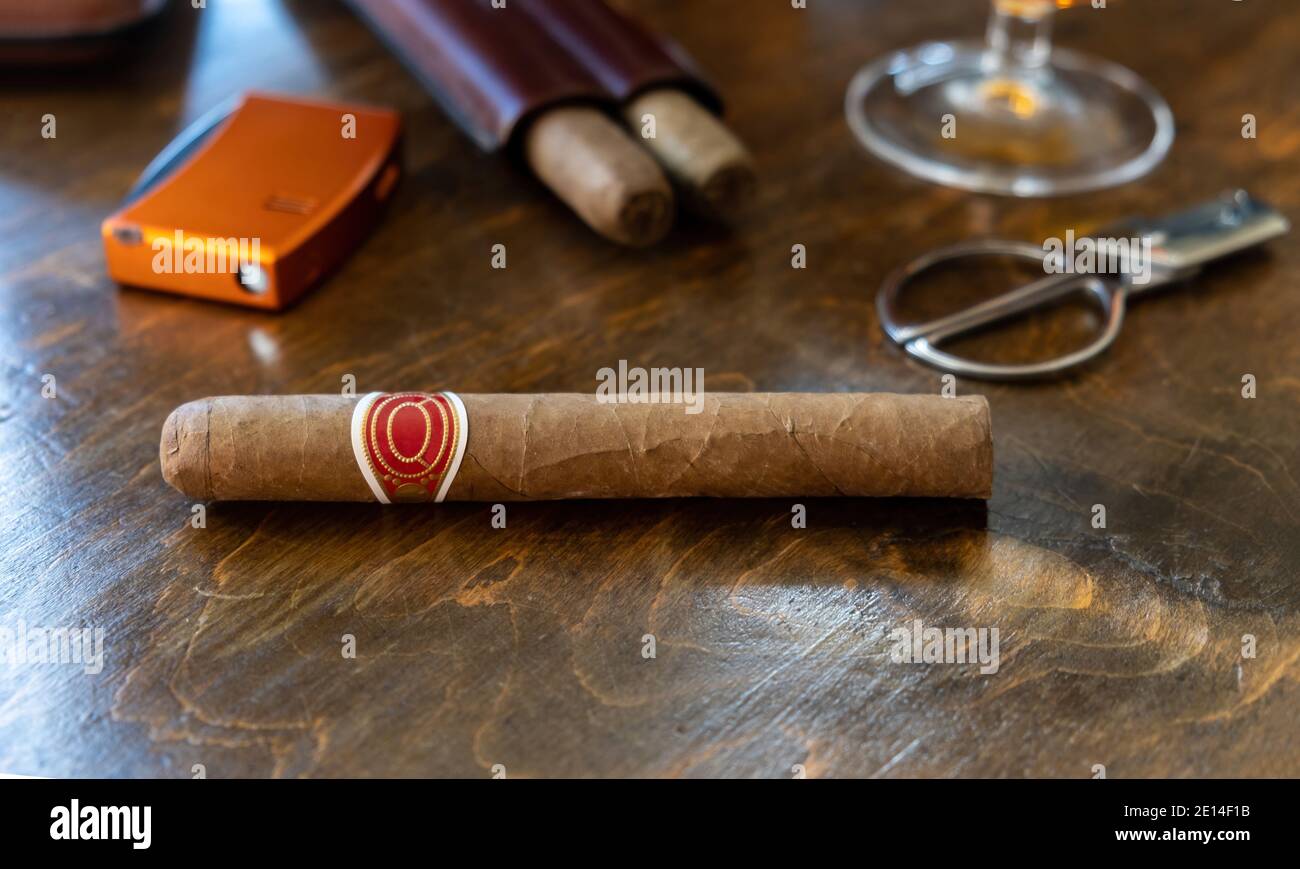 Zigarre und Accessoires auf einem Holztisch, Nahaufnahme. Kubanische Qualität Zigarre Tabak Rauchen Luxus Lebensstil. Stockfoto