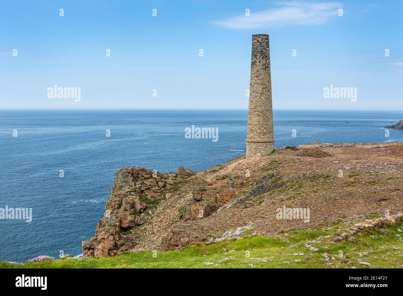 Ein verlassene Küstentornstein der Cornish Zinnmine. Stockfoto