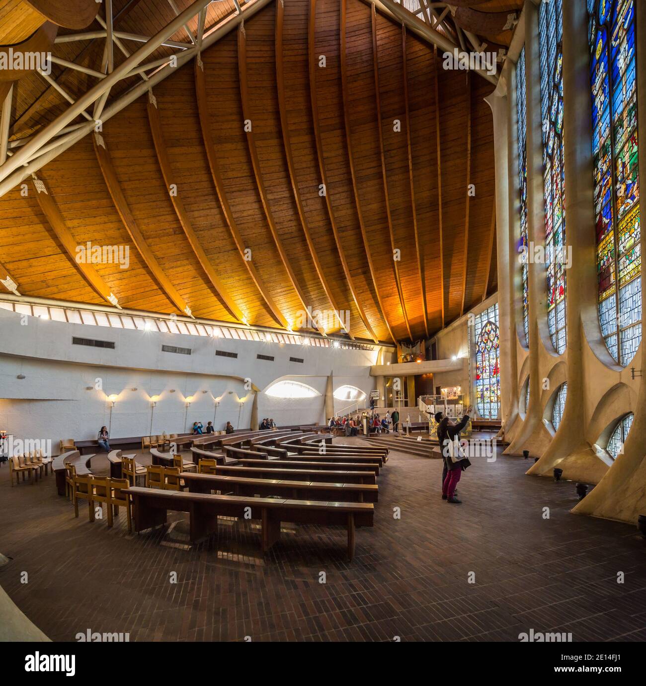 Rouen Normandie 4. Mai 2013 : die moderne Kirche von Saint Joan of Arc wurde im Jahr 1979 gebaut; die geschwungenen Kurven sind symbolisch für ein Langschiff und Stockfoto