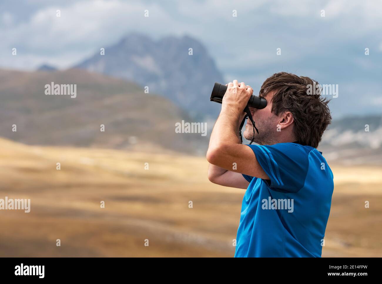 Mann, der den Himmel mit einem Fernglas abtastet Stockfoto