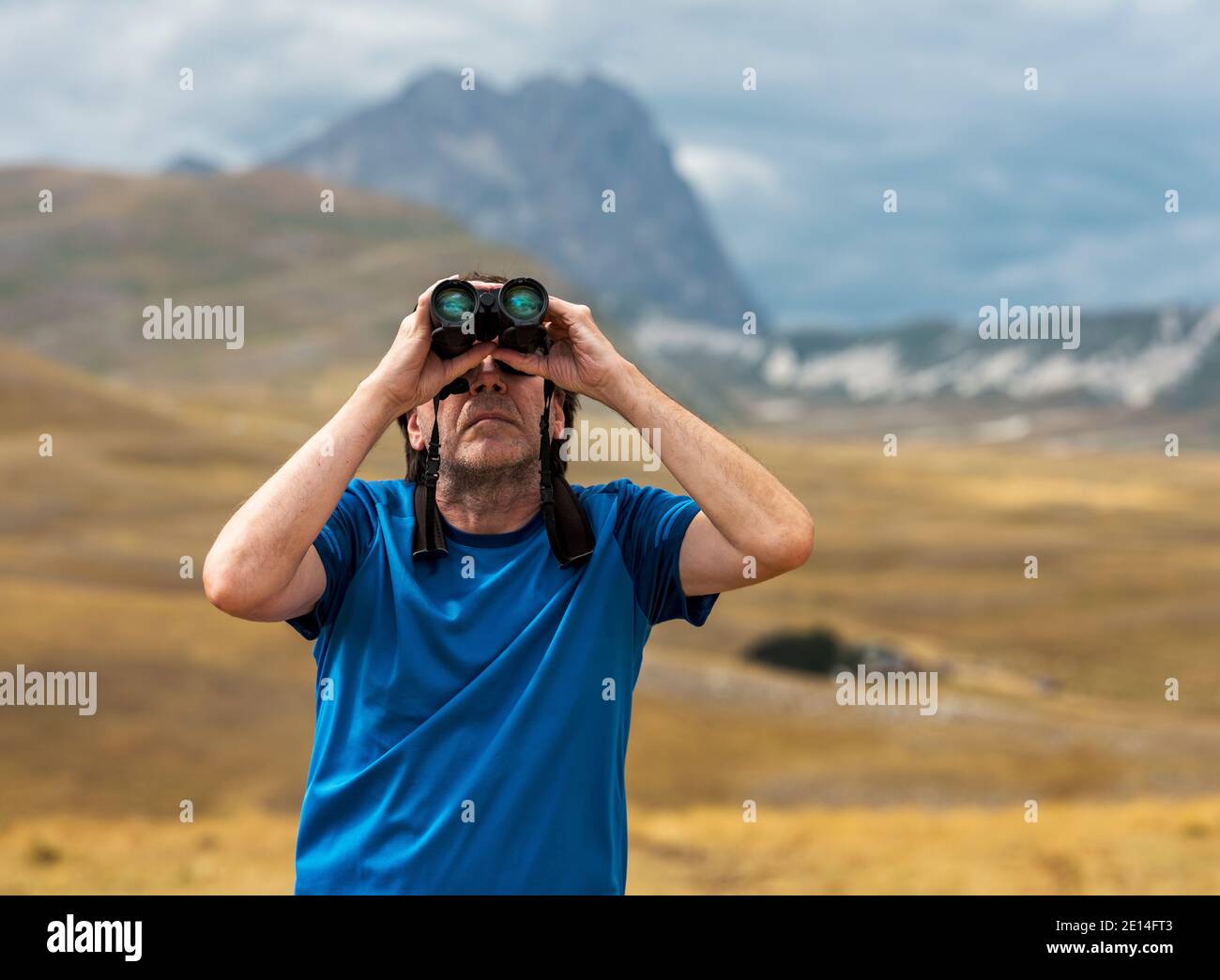Mann, der den Himmel mit einem Fernglas abtastet Stockfoto