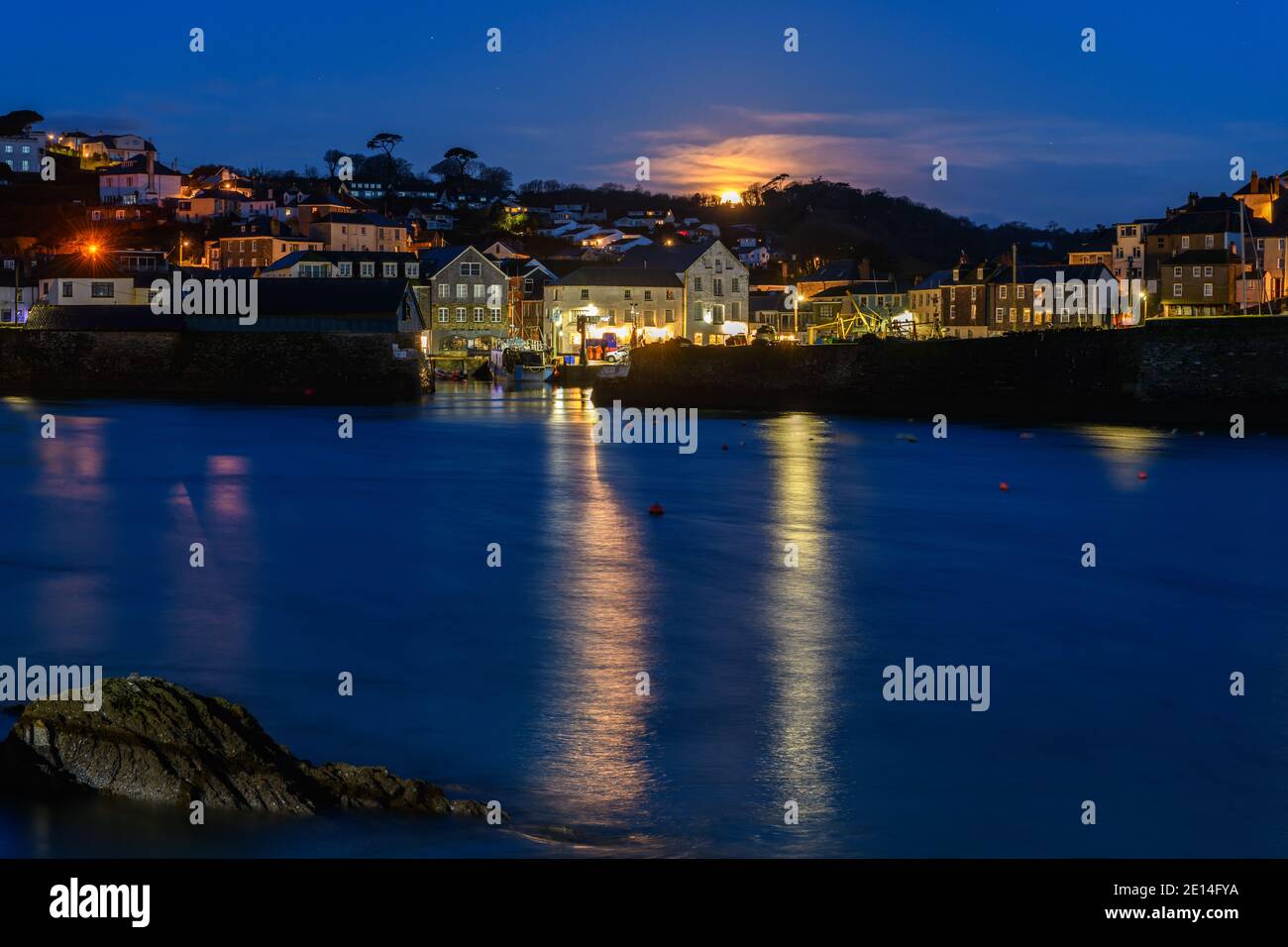 Monduntergang hinter dem Hafen von Mevagissey in Cornwall bei Sonnenaufgang Stockfoto