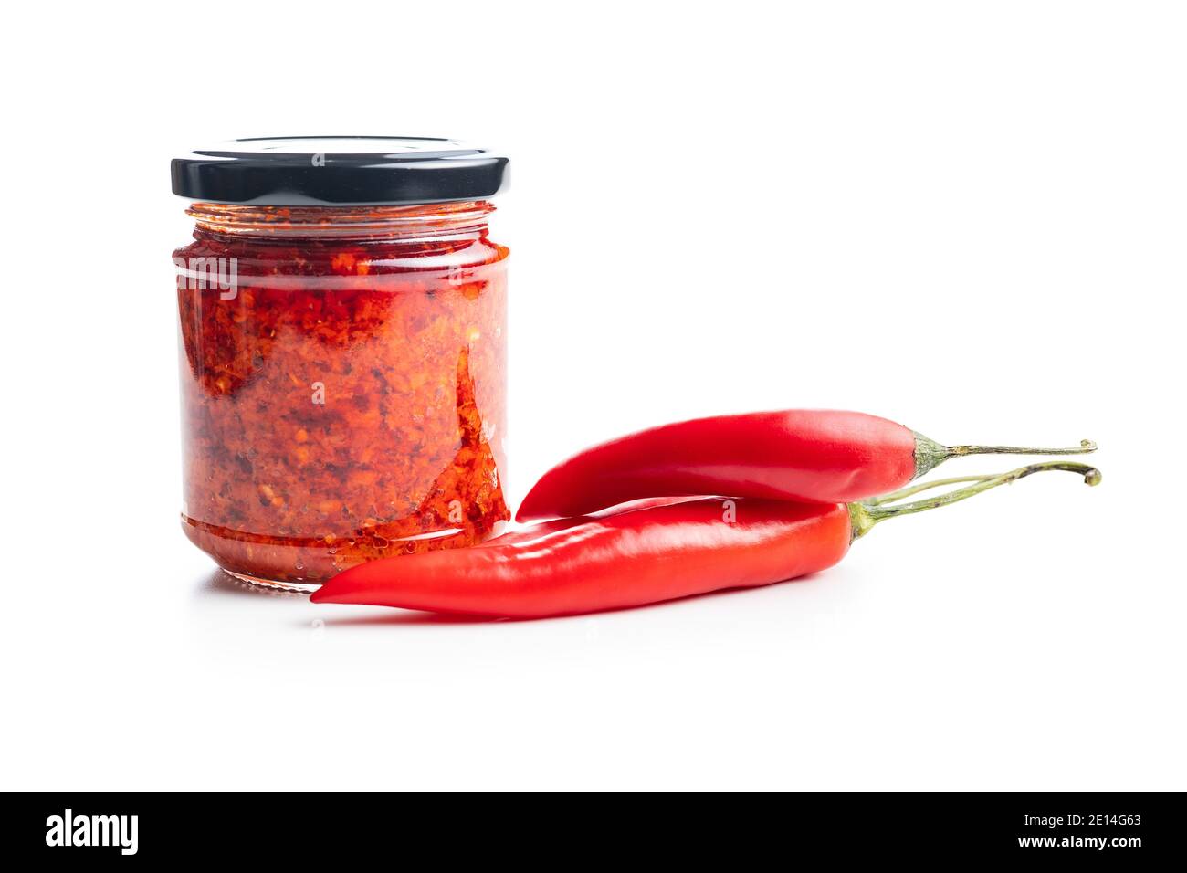 Rote Chili-Paste und Chilischoten isoliert auf weißem Hintergrund. Stockfoto