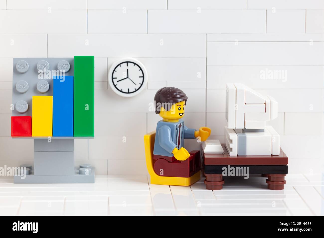 Tambow, Russische Föderation - 03. Januar 2021 Lego businesssperson minifiguren sitzen hinter einem Computer und arbeiten daran. Stockfoto
