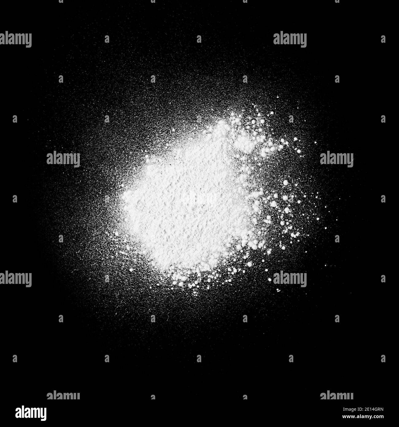 Weißes Pulver Splash Staub auf schwarzem Hintergrund abstrakte Textur. Stockfoto