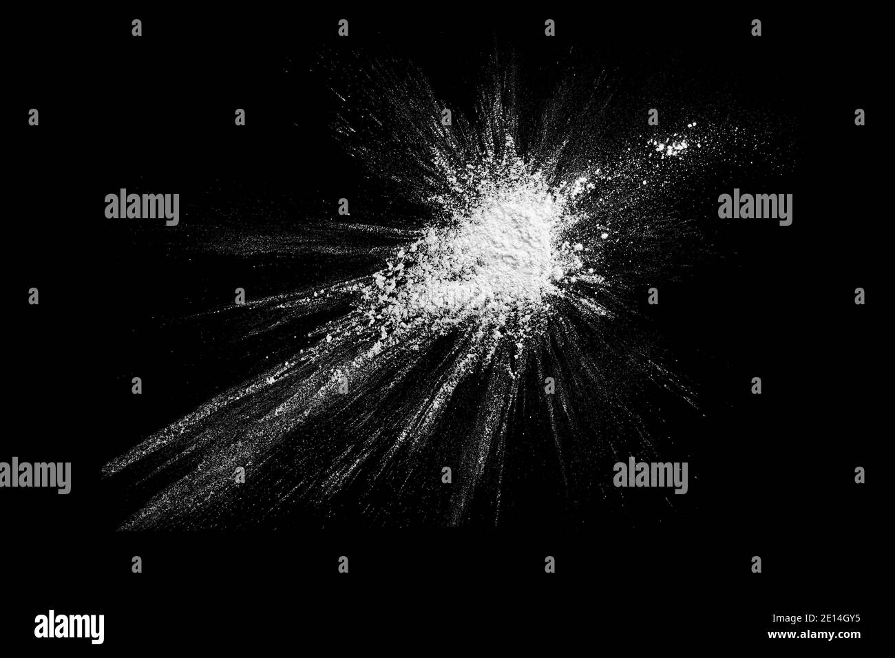 Weißes Pulver Splash Staub auf schwarzem Hintergrund abstrakte Textur. Stockfoto