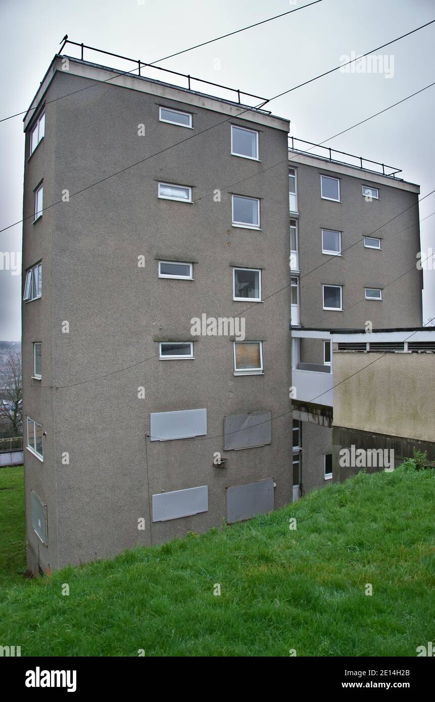 Tower Blocks an der Savage Road in der benachteiligten Gegend von Barne Barton, Plymouth Devon Großbritannien. Das ehemalige Marinestützpunkt ist ein fortlaufendes Sanierungsprojekt. Stockfoto