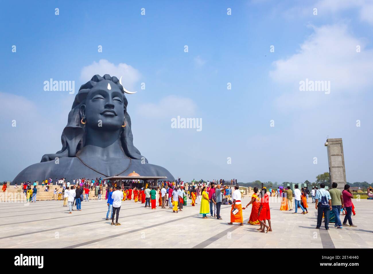 COIMBATORE, INDIEN - 26. DEZEMBER 2020: Adiyogi Shiva Statue - Menschen besuchen und beten Lord Shiva Statue in Isha Yoga. Redaktionelle Stock-Bilder Stockfoto