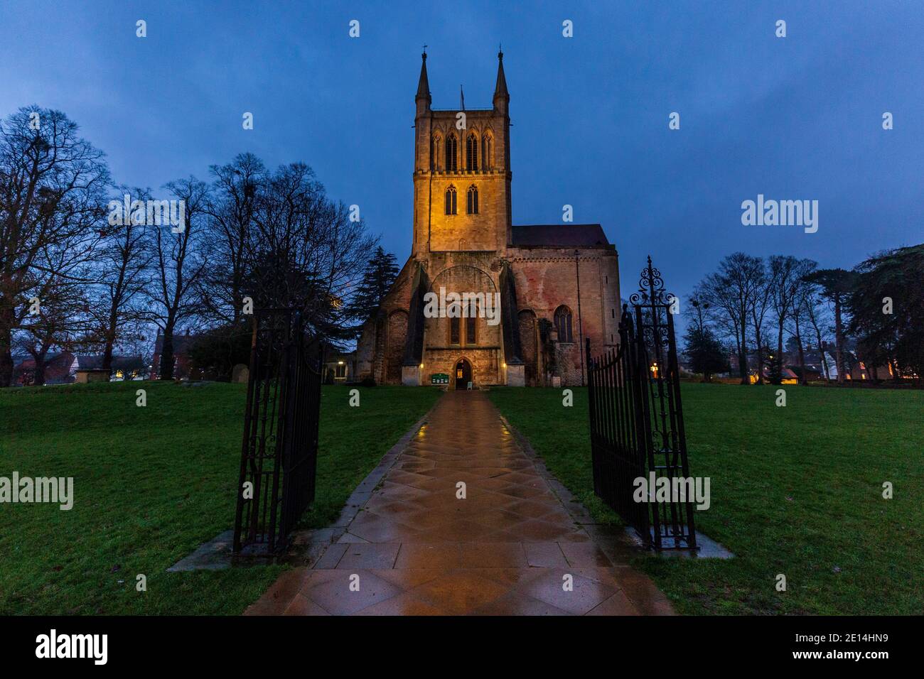Beleuchteten Pershore Abbey Kirche in der Dämmerung im Winter, Worcestershire, England Stockfoto