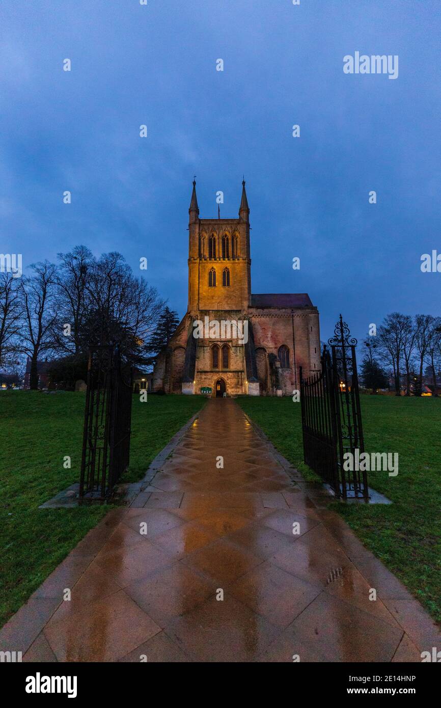Beleuchteten Pershore Abbey Kirche in der Dämmerung im Winter, Worcestershire, England Stockfoto
