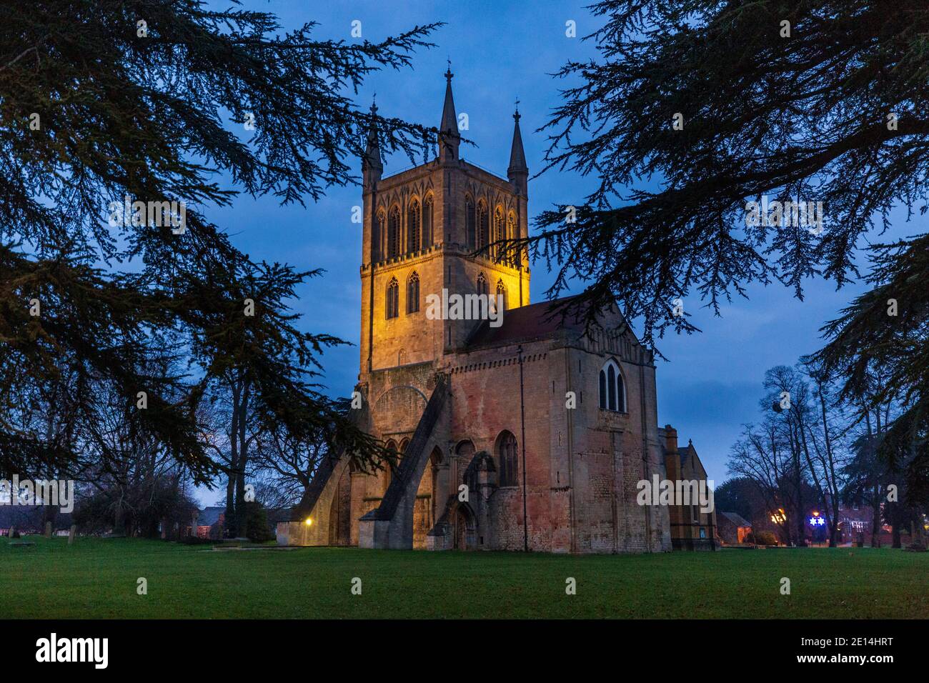 Beleuchteten Pershore Abbey Kirche in der Dämmerung im Winter, Worcestershire, England Stockfoto