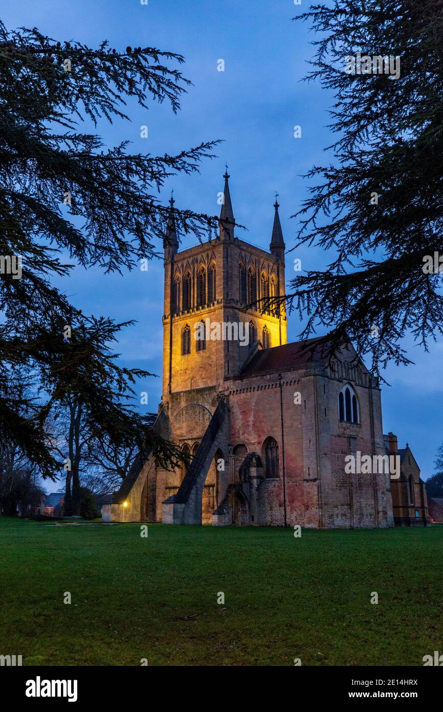 Beleuchteten Pershore Abbey Kirche in der Dämmerung im Winter, Worcestershire, England Stockfoto