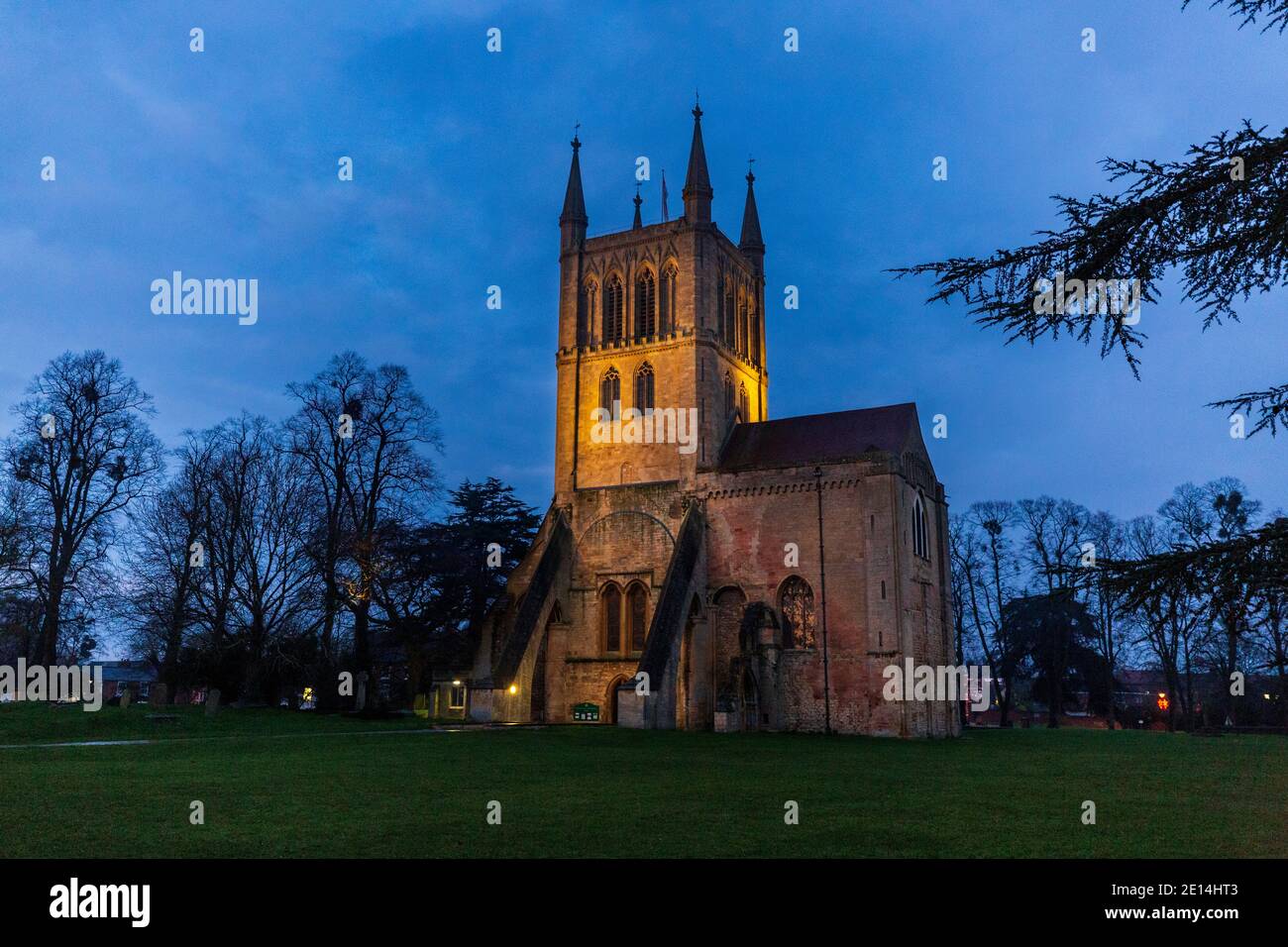 Beleuchteten Pershore Abbey Kirche in der Dämmerung im Winter, Worcestershire, England Stockfoto