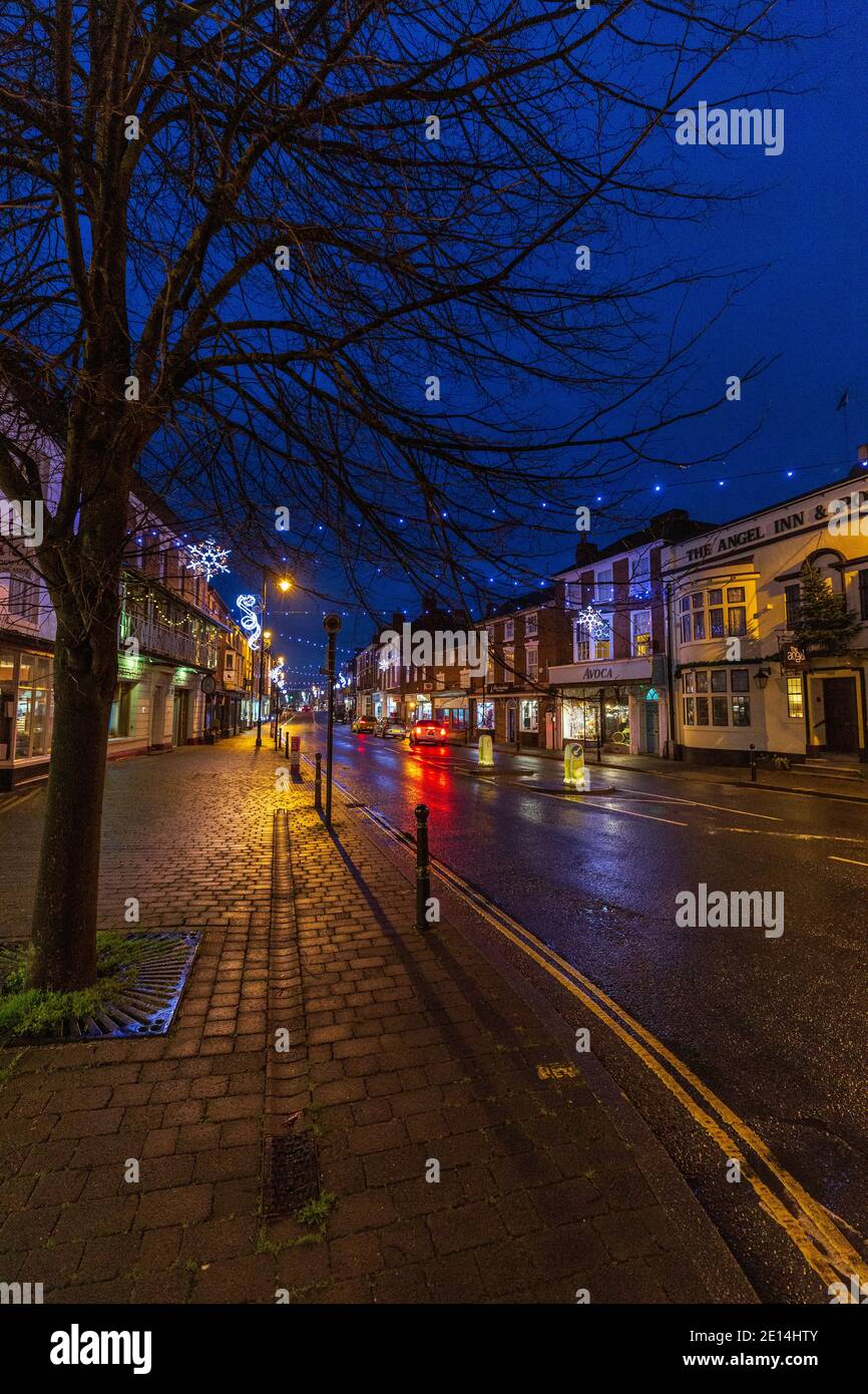 Pershore High Street nach Einbruch der Dunkelheit mit Weihnachtsschmuck, Worcestershire, England Stockfoto