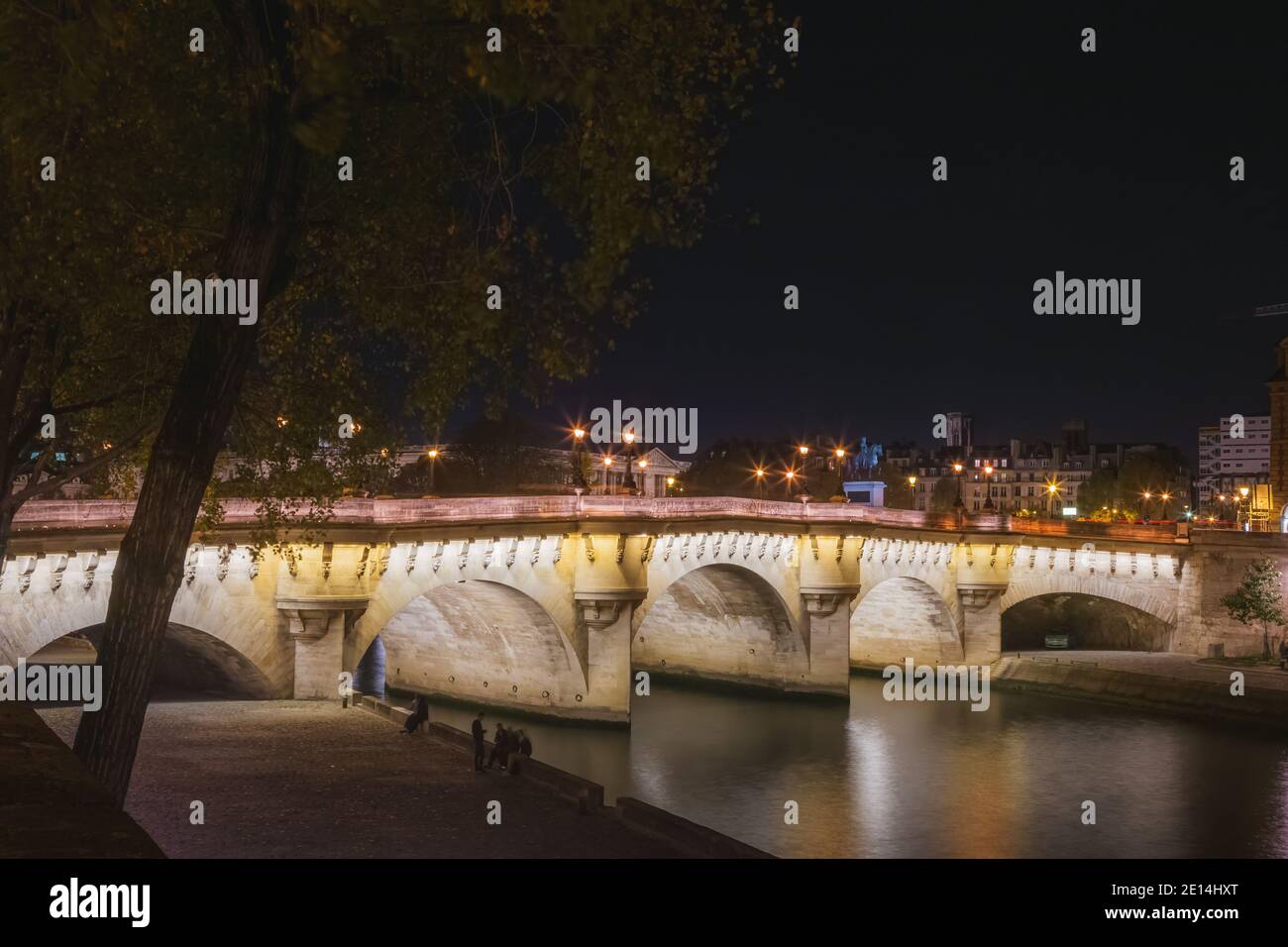 Pont de la Concorde über der seine in Paris, Frankreich bei Nacht. Stockfoto