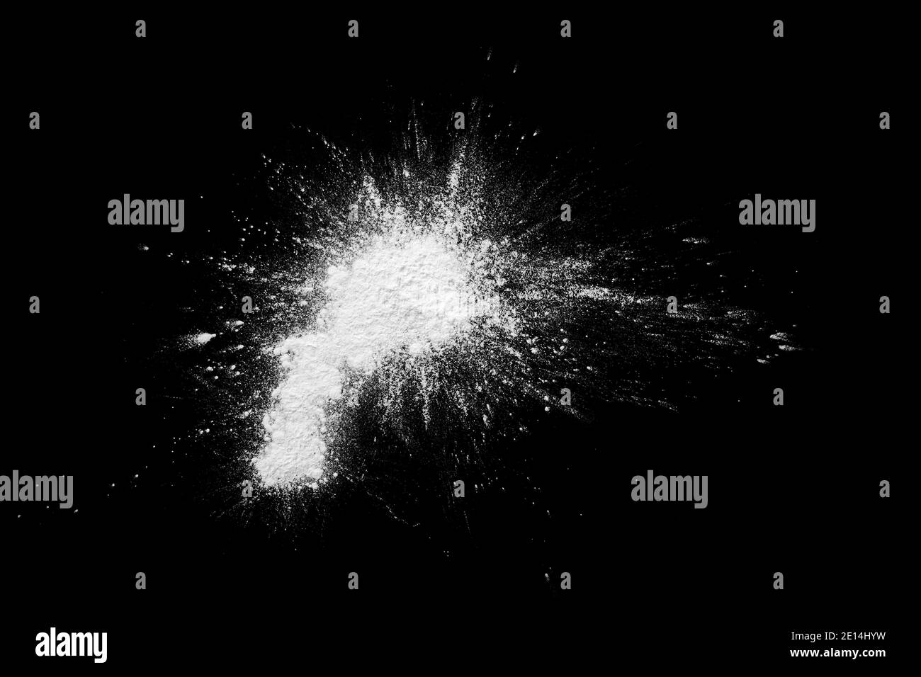 Weißes Pulver spritzt Staub auf dem schwarzen Hintergrund abstrakte Textur. Stockfoto