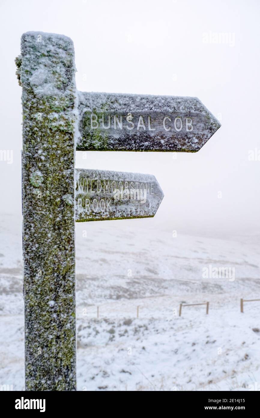Frost und Schnee verkrusteter Wegweiser für Fußwege im Goyt Valley, Peak District Stockfoto