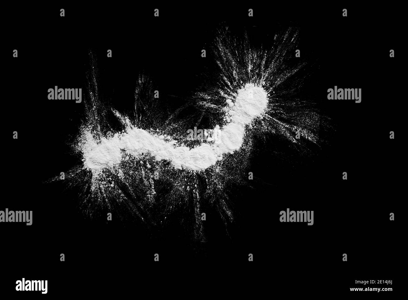 Weißes Pulver spritzt Staub auf dem schwarzen Hintergrund abstrakte Textur. Stockfoto
