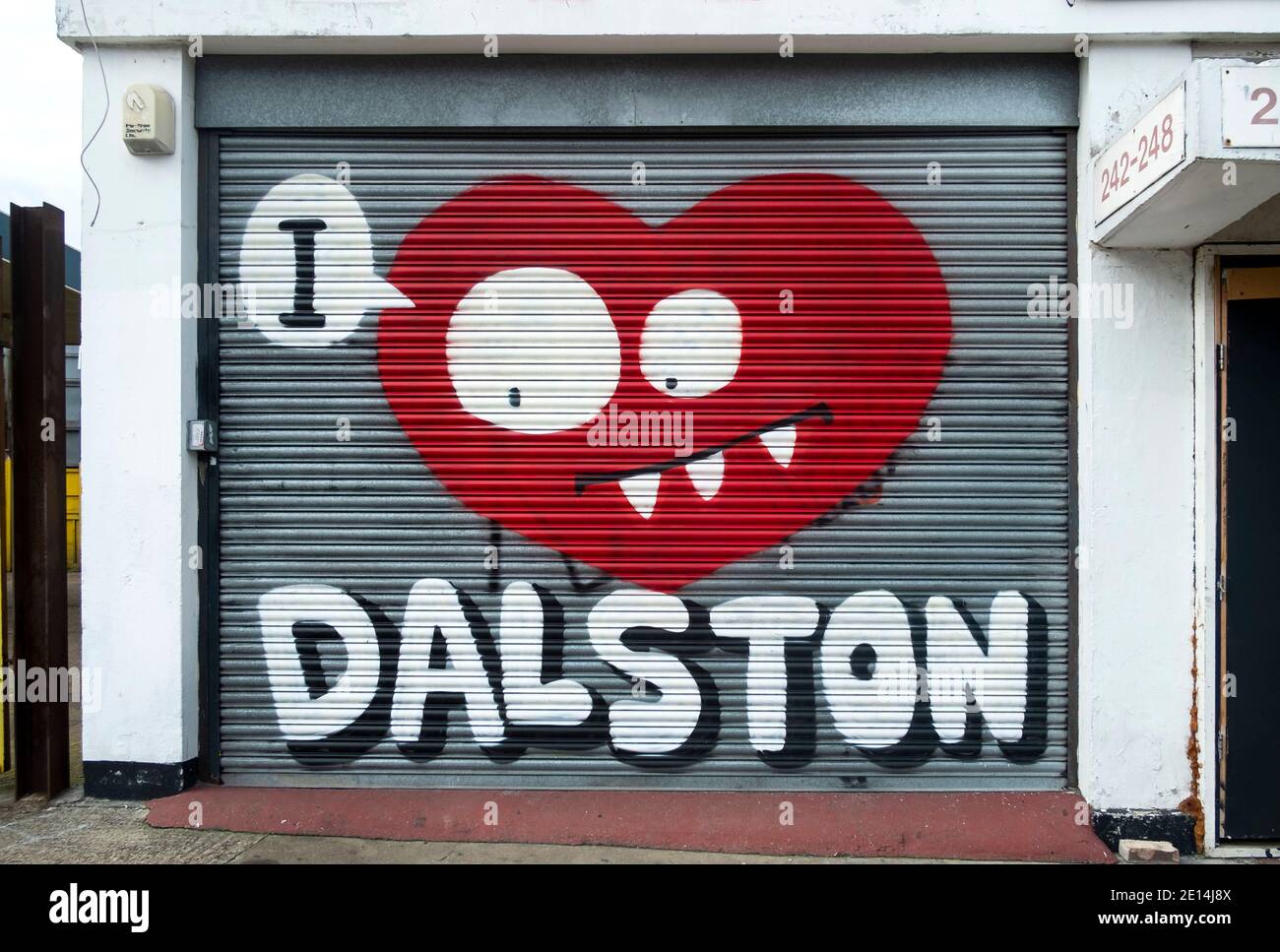 Hongkong, China: 16. Juli 2012. Street Art Dalston London. „I Love Dalston“-Gemälde auf Fensterläden im Londoner East End. Dalston liegt im Londoner Stadtteil Stockfoto