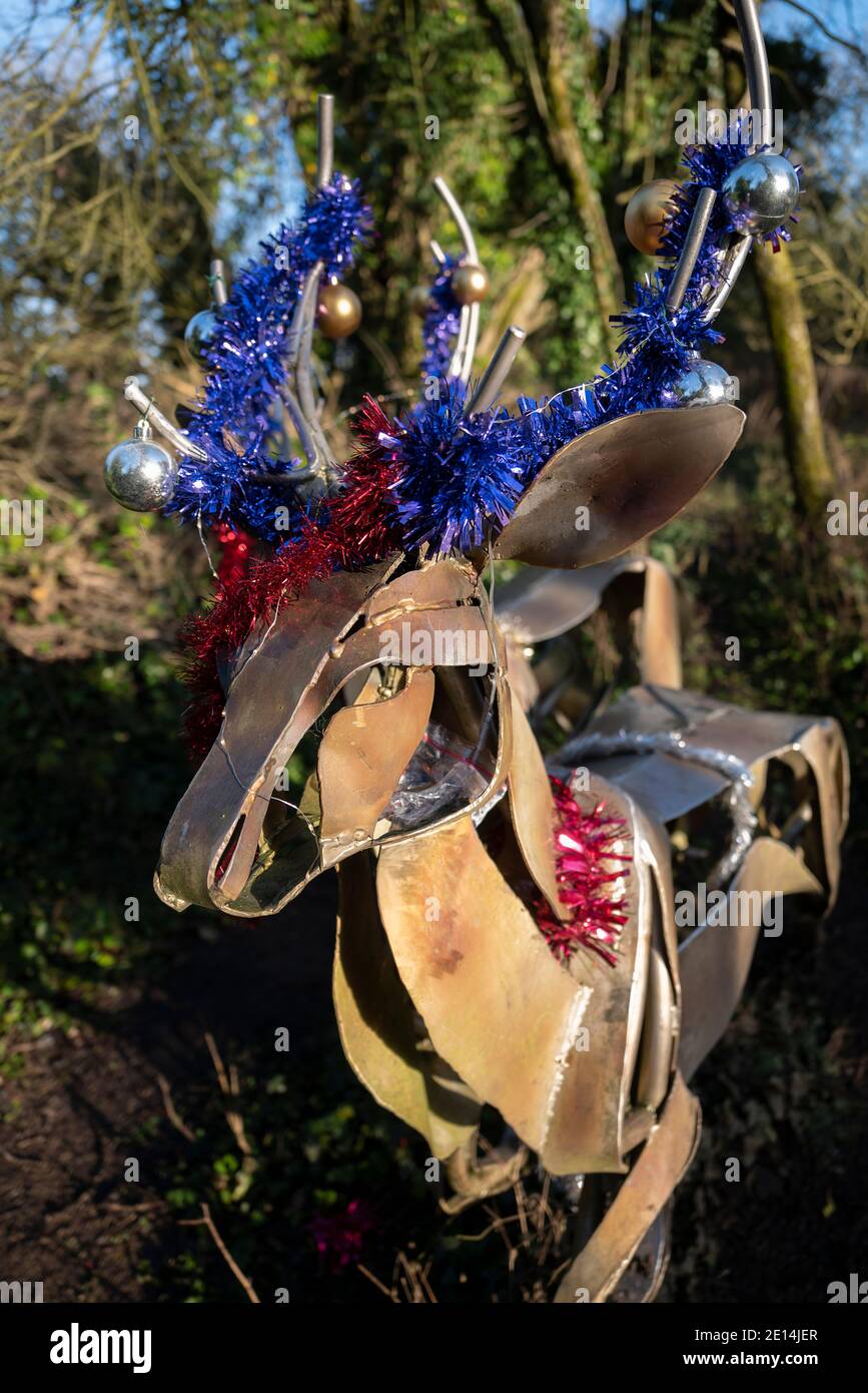Hirsch-Skulptur mit Weihnachtsschmuck im Brungerley Park, Clitheroe, Ribble Valley, Lancashire Stockfoto
