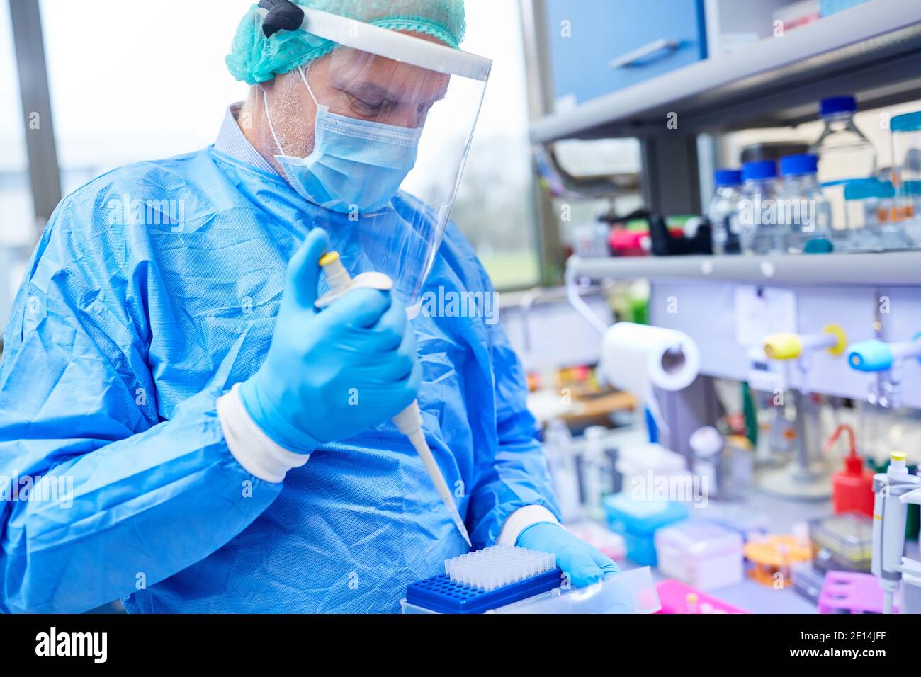 Ärzte mit Pipette im Labor analysiert Covid-19 Schnelltests Bei einer Coronavirus-Pandemie Stockfoto