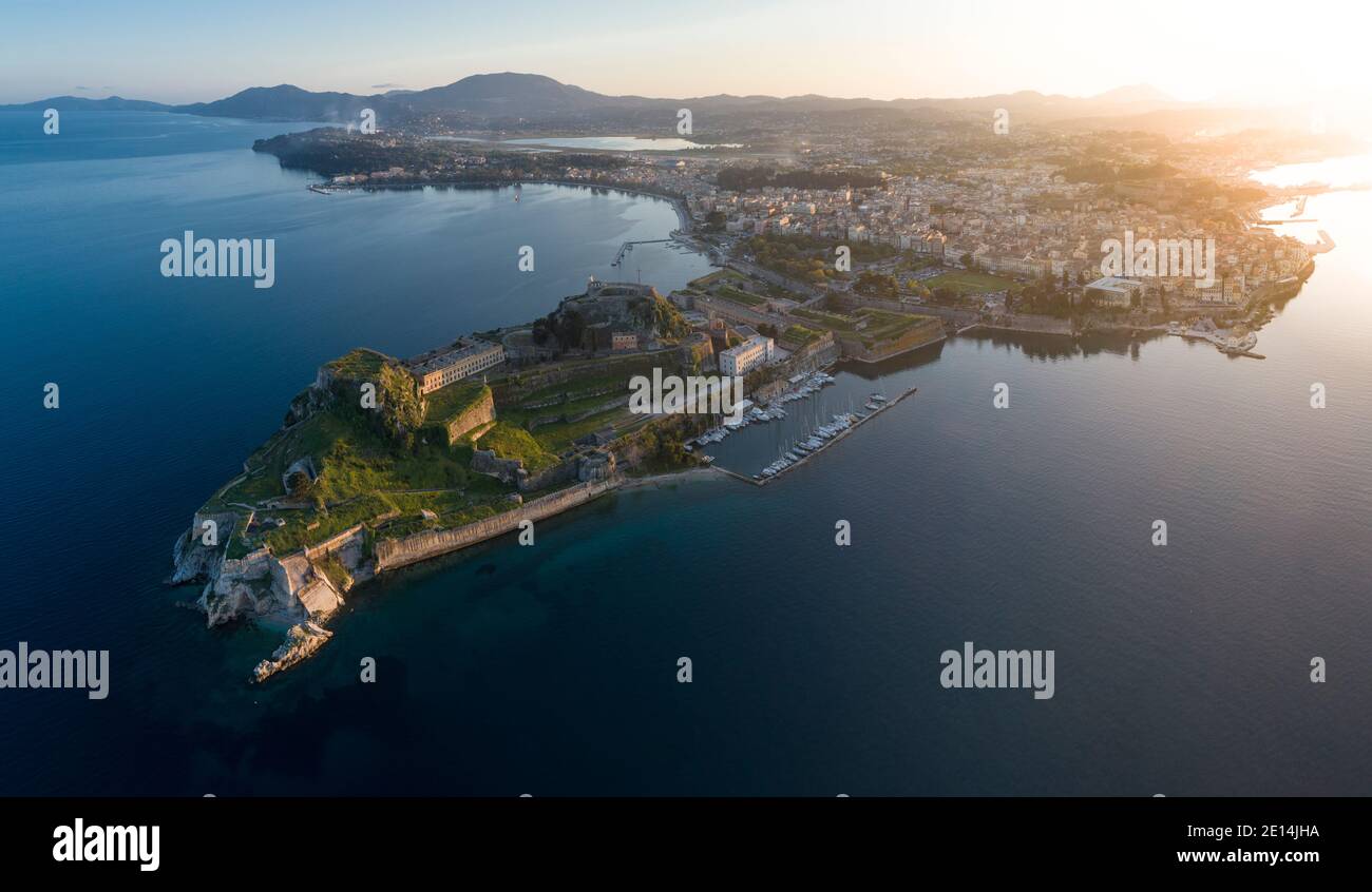 Luftpanorama von Korfu Stadt (Kerkyra) bei Sonnenuntergang zeigt die alte venezianische Festung, Korfu, Ionische Inseln, Griechenland Stockfoto