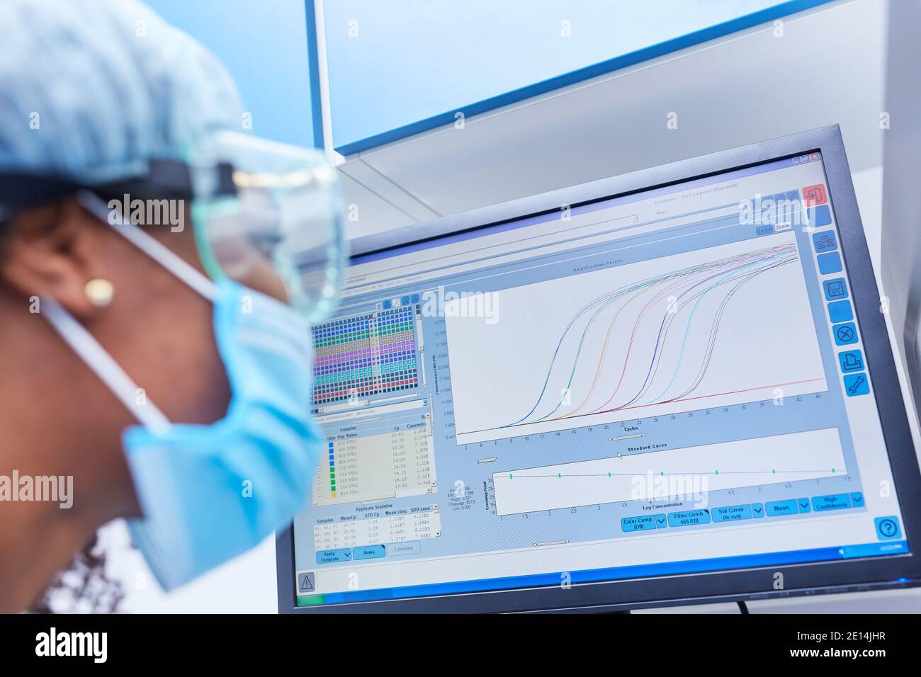 Afrikanischer Forscher am Computermonitor während der Datenanalyse in Das Labor nach Experiment auf Covid-19 Impfstoffforschung Stockfoto