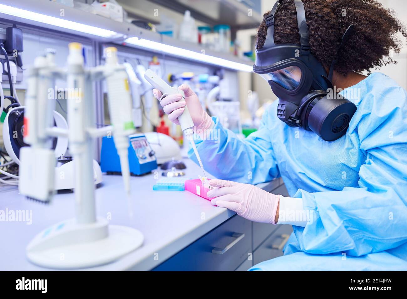 Forscherin arbeitet im Biotechnologielabor am Covid-19-Impfstoff Während einer Coronavirus-Pandemie Stockfoto