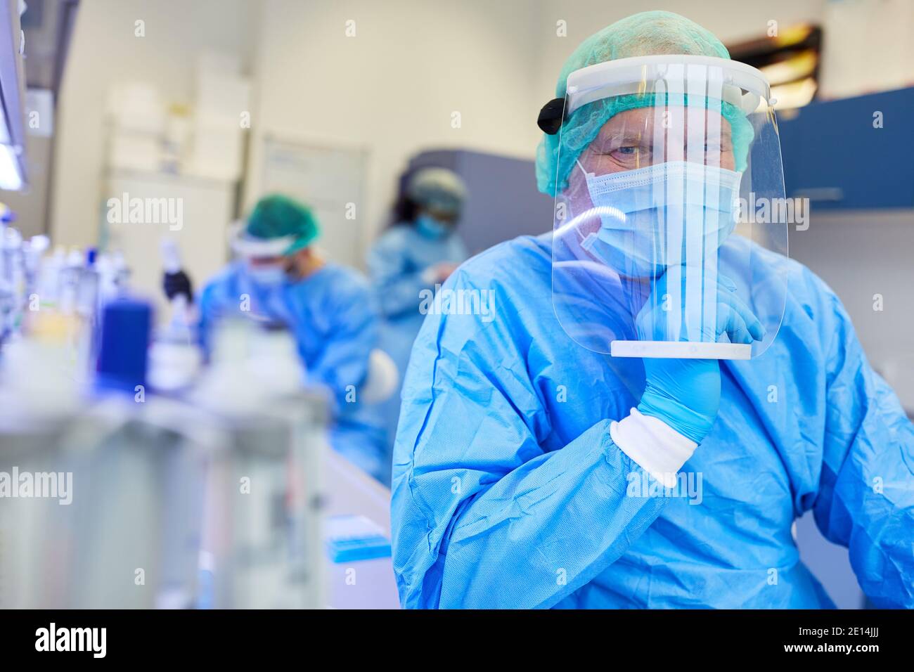 Sanitäter arbeiten mit Schutzkleidung im Labor auf Covid-19 Tests in der Coronavirus-Pandemie Stockfoto