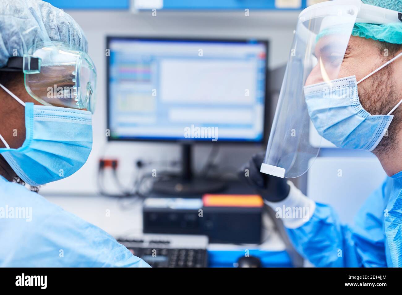 Zwei Forscher im Team sprechen über Forschungsergebnisse in Das Labor Stockfoto