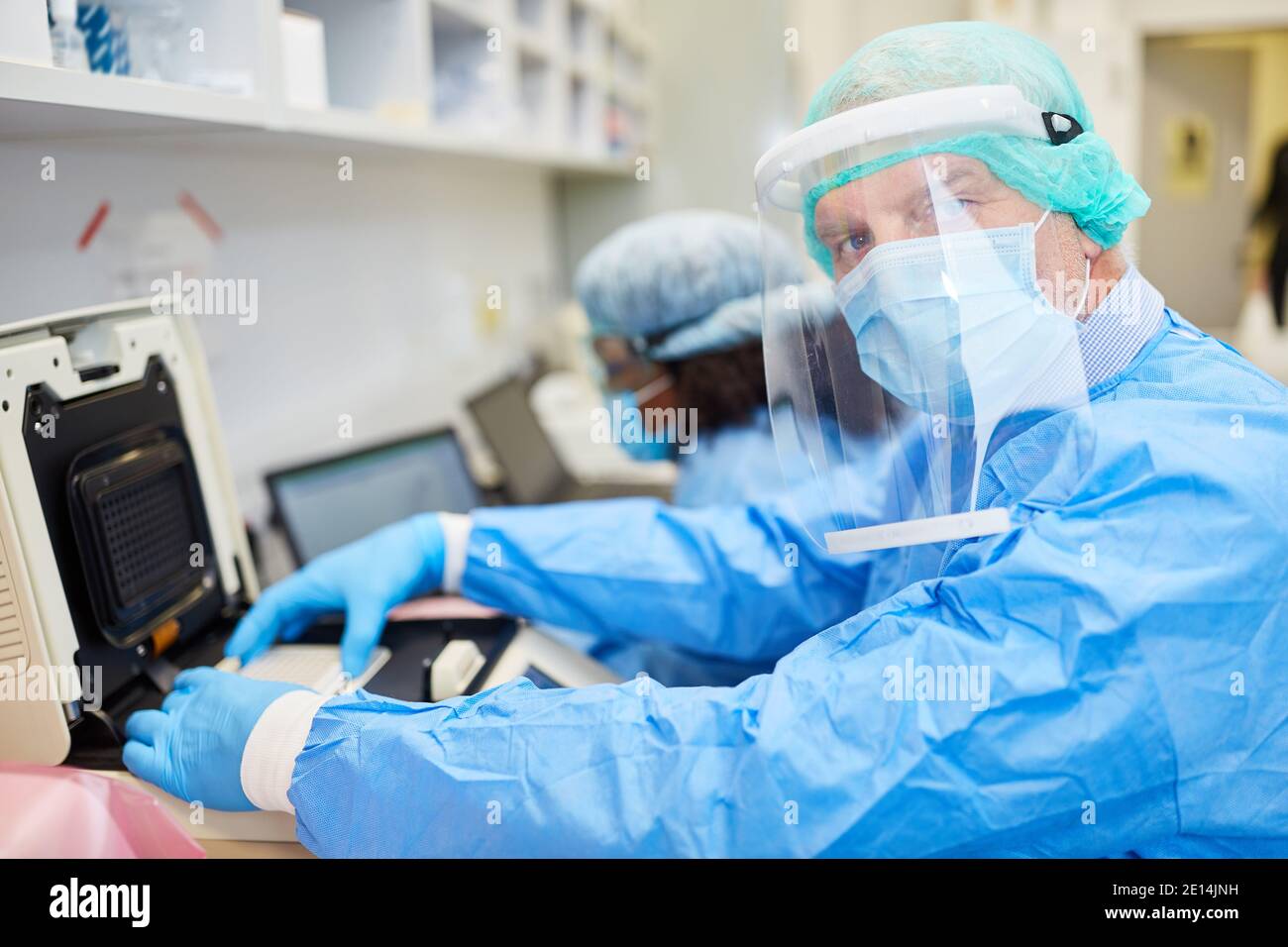Ärzte im Labor während der Covid-19 PCR-Testanalyse für Die Coronavirus-Pandemie Stockfoto