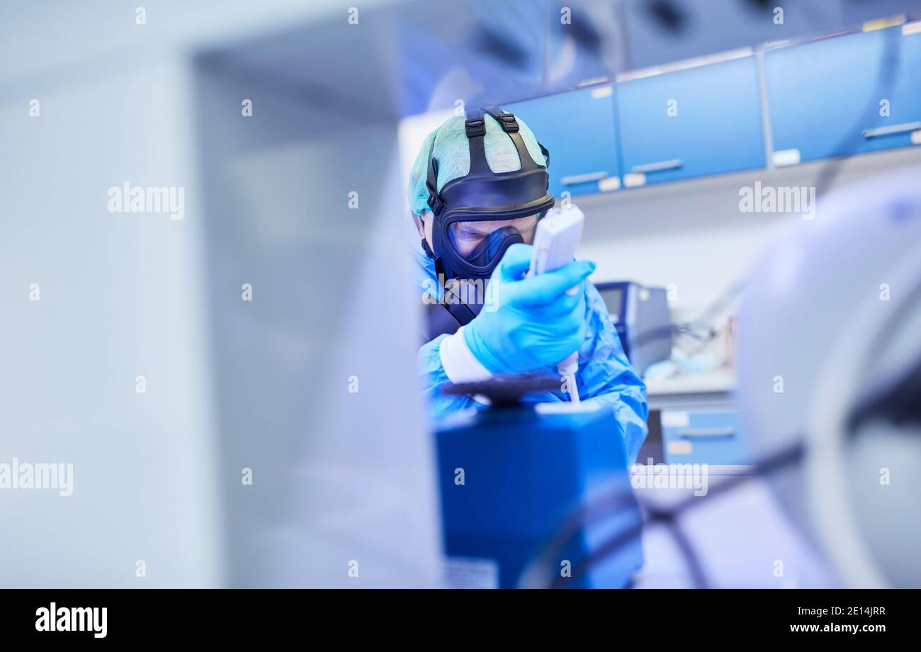 Chemiker, die Covid-19-Impfstoff im mikrobiologischen Labor während des herstellen Coronavirus-Pandemie Stockfoto